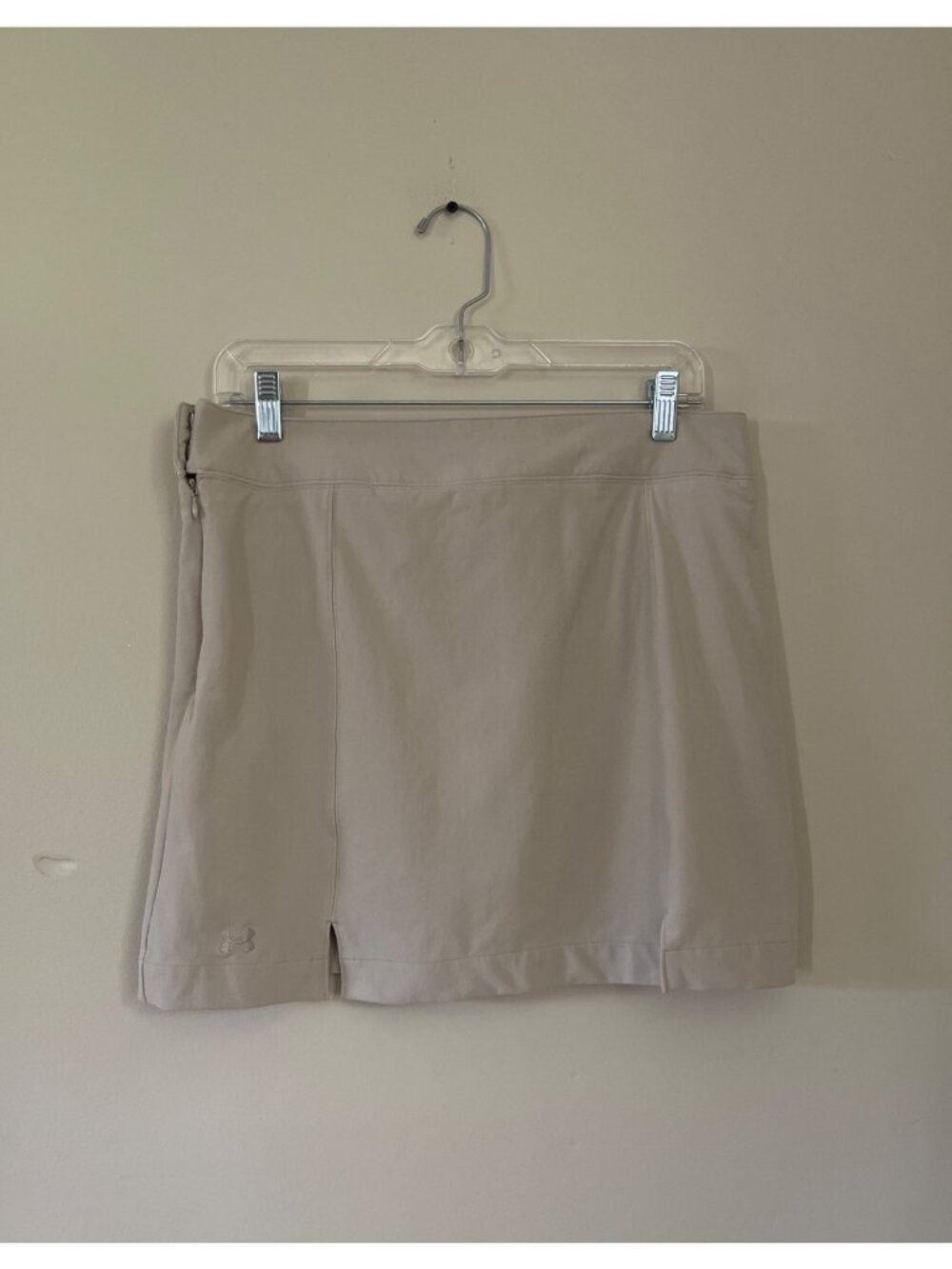 Under Armour Womens Size 8 Beige Skorts Activewear Back Zip Pocket